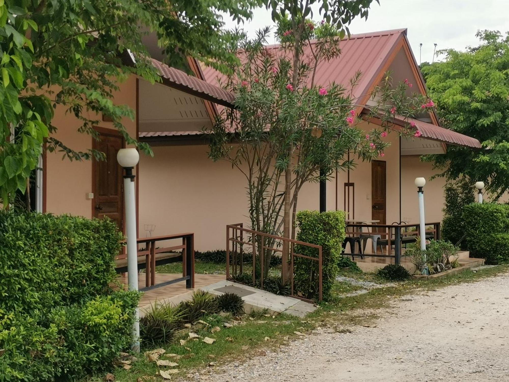 Numhom Resort Ban Nong Chum Saeng Exteriör bild
