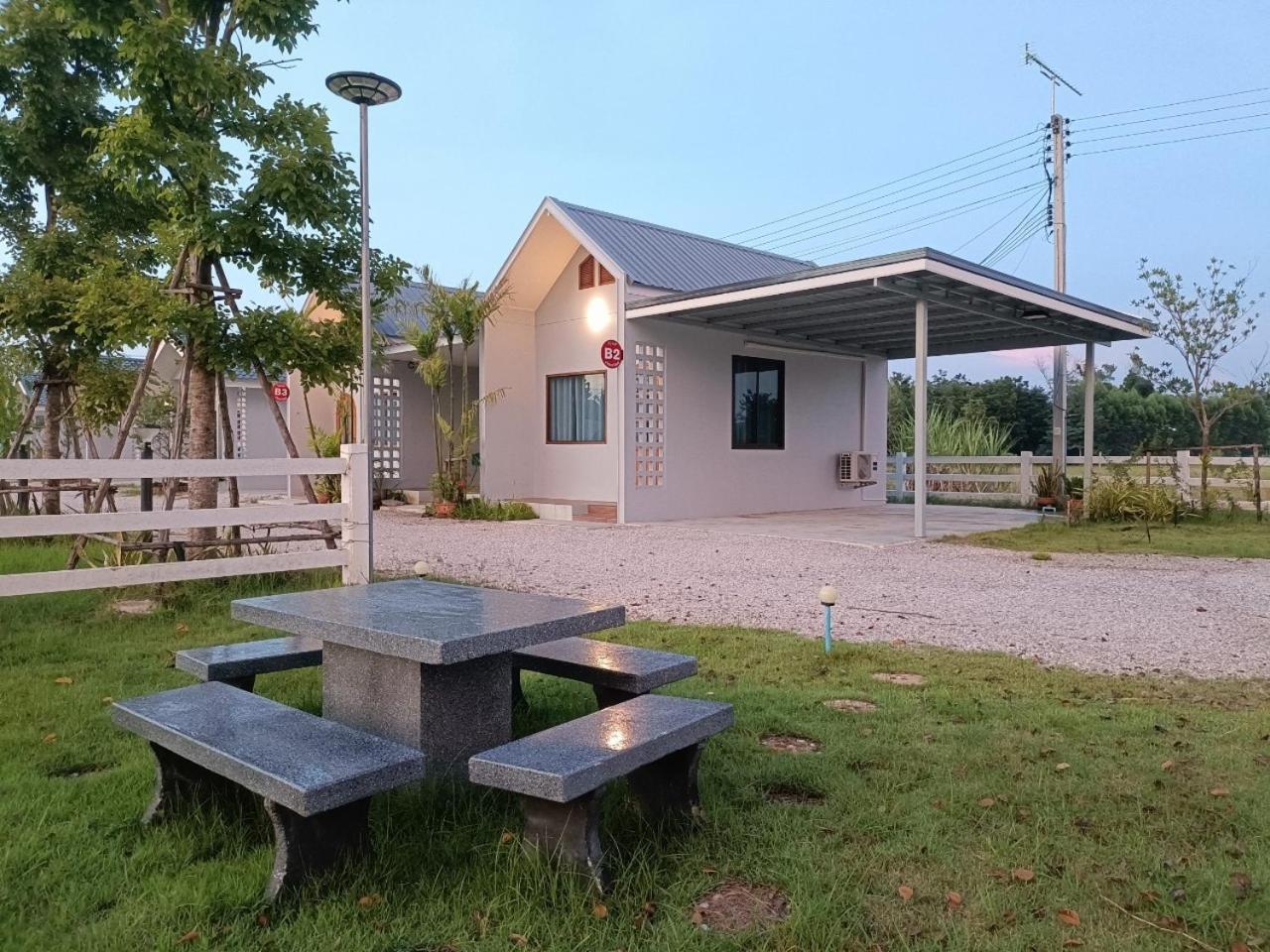Numhom Resort Ban Nong Chum Saeng Exteriör bild