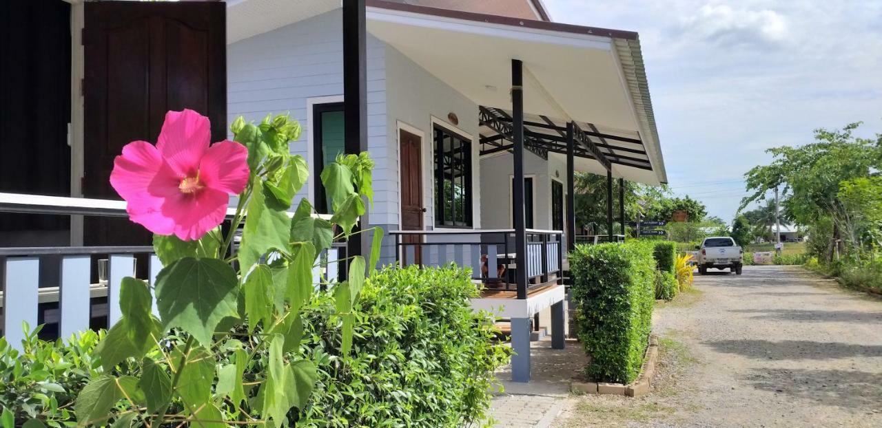 Numhom Resort Ban Nong Chum Saeng Exteriör bild